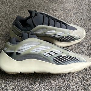 Adidas Yeezy 700 V3 Size 11